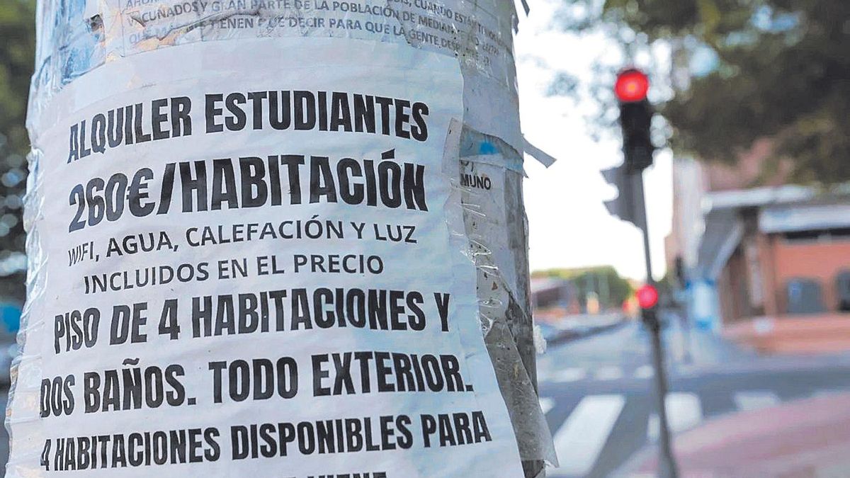 Un anuncio de habitaciones en alquiler.