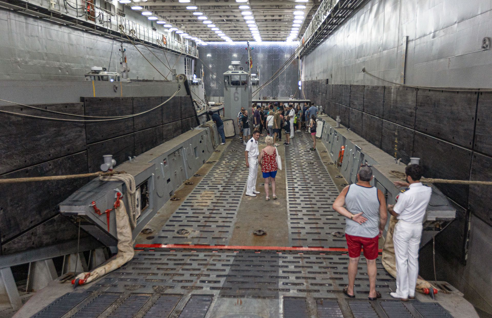 Colas para visitar el buque Castilla de la Armada Española