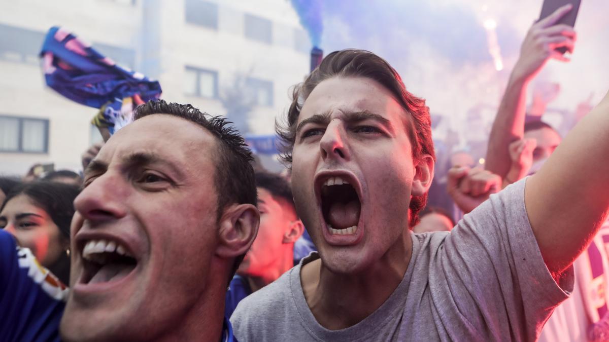 Ambiente de las aficiones en los prolegómenos del derbi