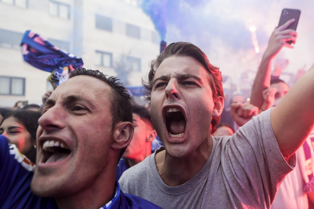 Ambiente de las aficiones en los prolegómenos del derbi