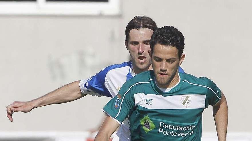 Mateo Míguez, del Coruxo, conduce el balón ante la presión de un jugador del Avilés. // Ricardo Grobas