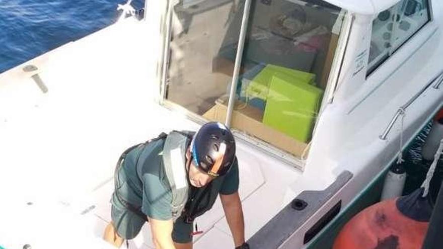 Un agente de la Guardia Civil, en el barco rescatado. // FdV