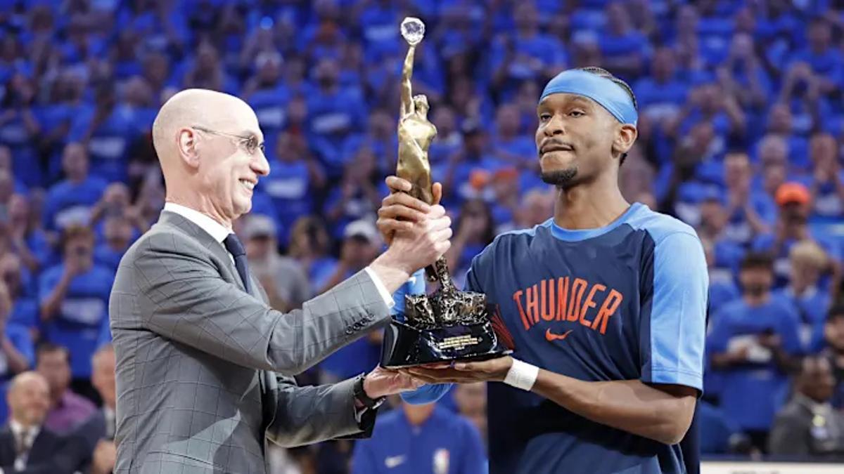 Shai Gilgeous-Alexander recibiendo el premio a MVP de la pasada temporada