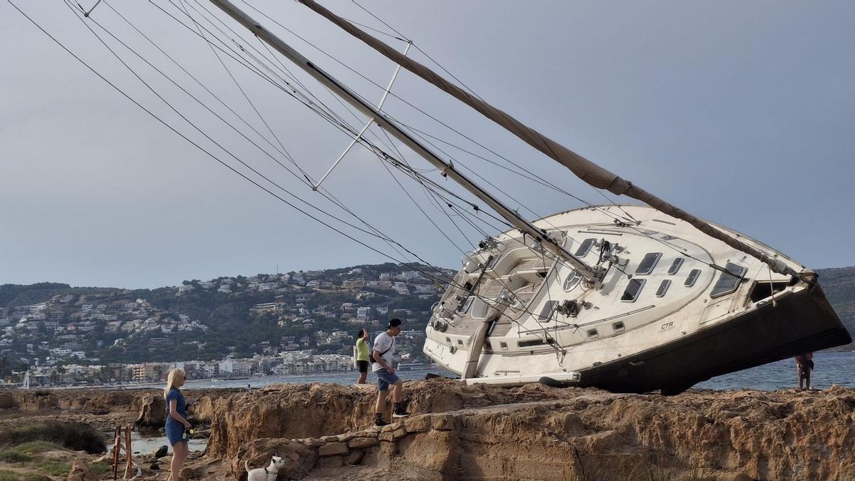 Los turistas no pueden resistirse al magnetismo del velero y el naufragio
