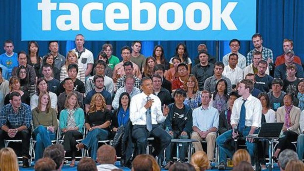 Charla 8Obama, en la sede de Facebook, con Mark Zuckerberg a su izquierda, entre el auditorio.