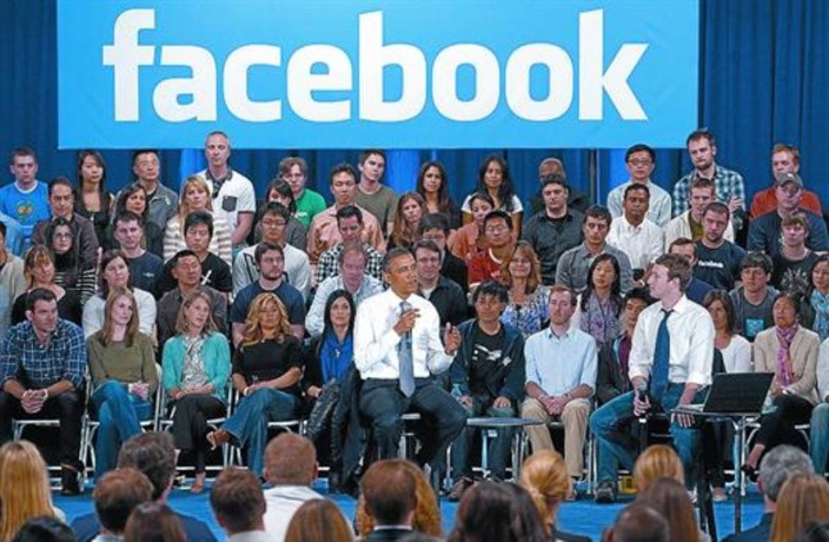 Xerrada 8 Obama, a la seu de Facebook, amb Mark Zuckerberg a la seva esquerra, entre l’auditori.