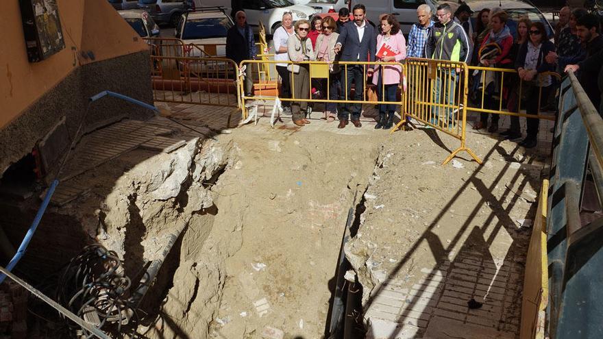 Socavón en el Parque del Sur, otras de las quejas vecinales de las que se ha hecho eco el PSOE.