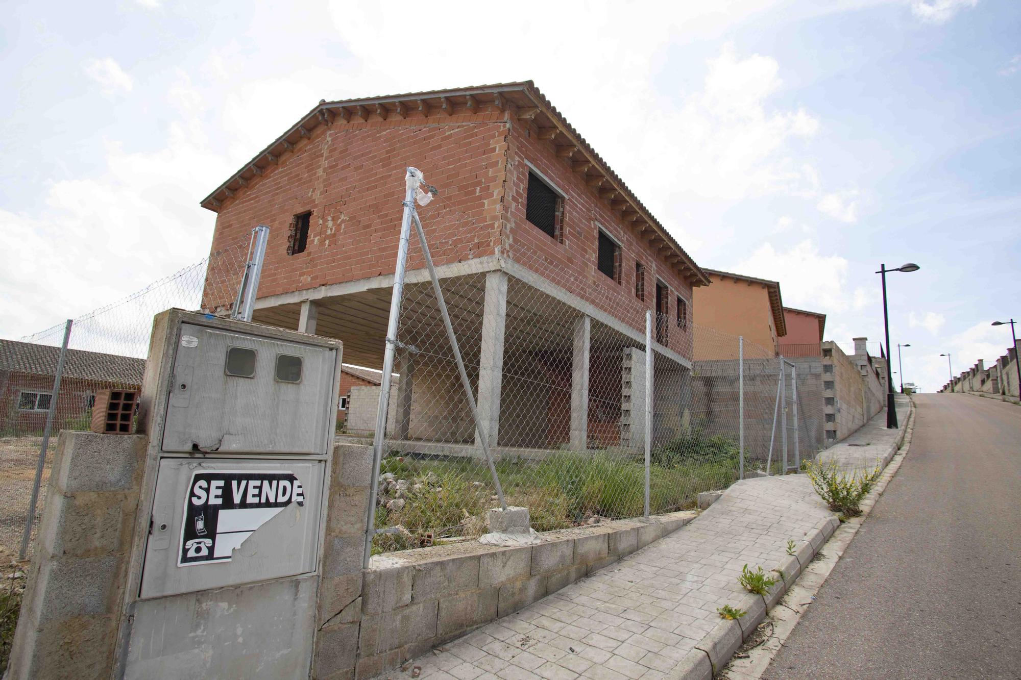 Urbanización la Besana paralizada desde 2008, en l’Énova.