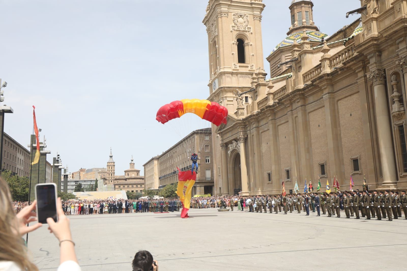 La plaza del Pilar se viste de rojigualda en el despliegue de una bandera de España de 54 metros cuadrados