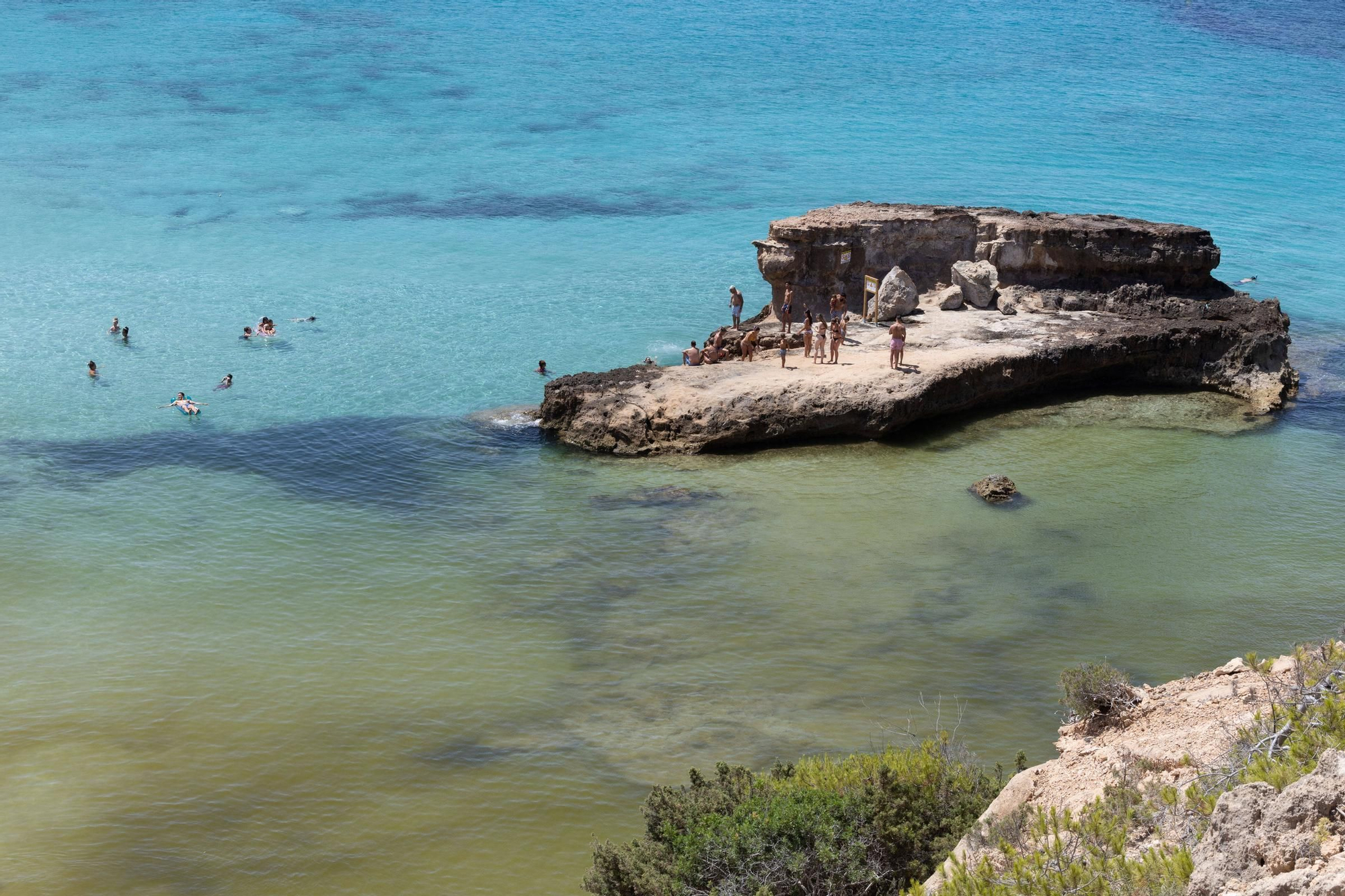 Aquí están todas las fotos de la instalación de bombas para evitar manchas de microalgas en Cala Tarida