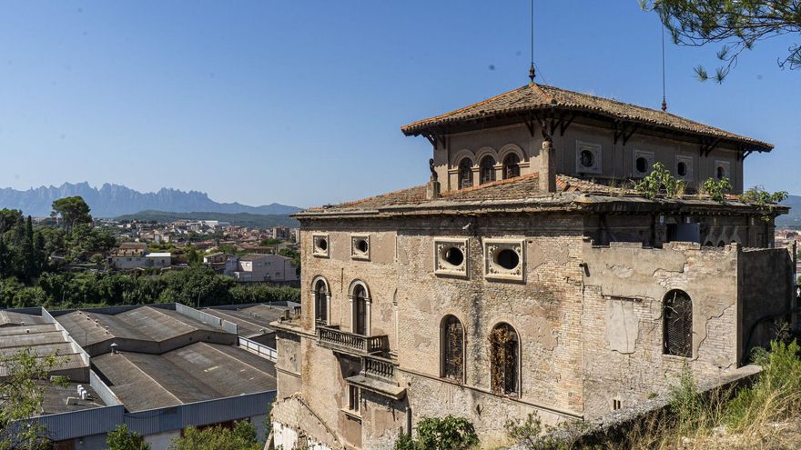 Un somrient Pere Miró rep l'aplaudiment dels assistents a l'acte després de ser designat Fill Predilecte de Manresa