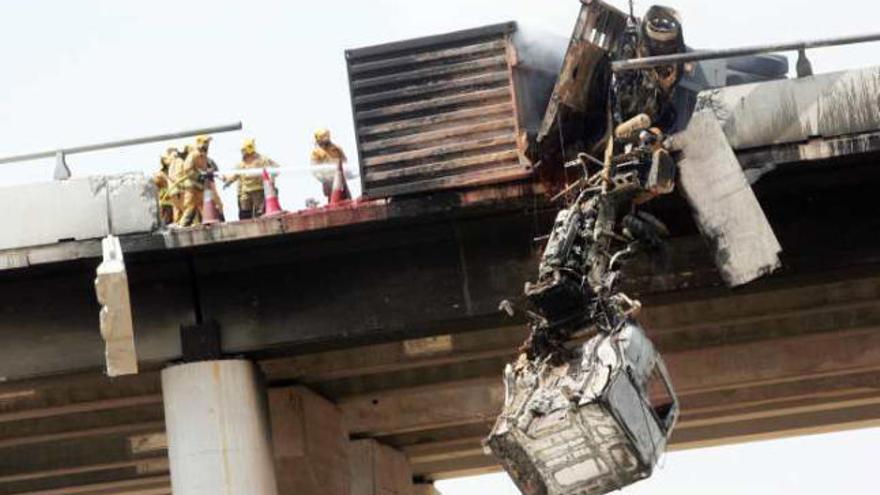 El espectacular accidente dejó la cabina del camión colgando sobre el puente de la A-7.