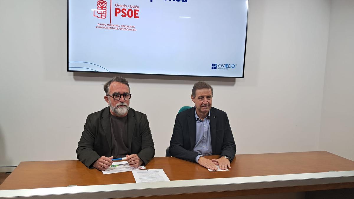 Juan Álvarez Areces junto a Carlos Fernández Llaneza, portavoz del grupo municipal del PSOE.