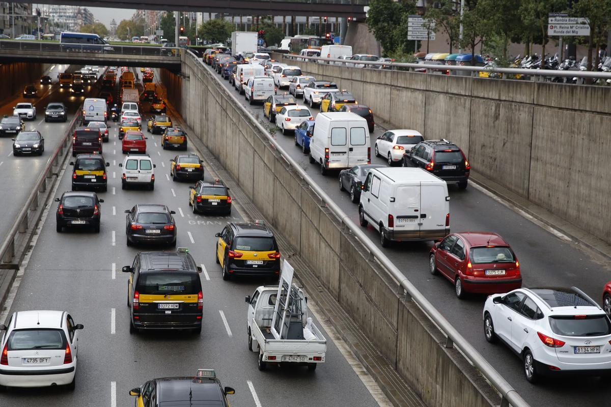 Tráfico y lluvia en la Gran Via, a la altura de la Ciutat de la Justícia.