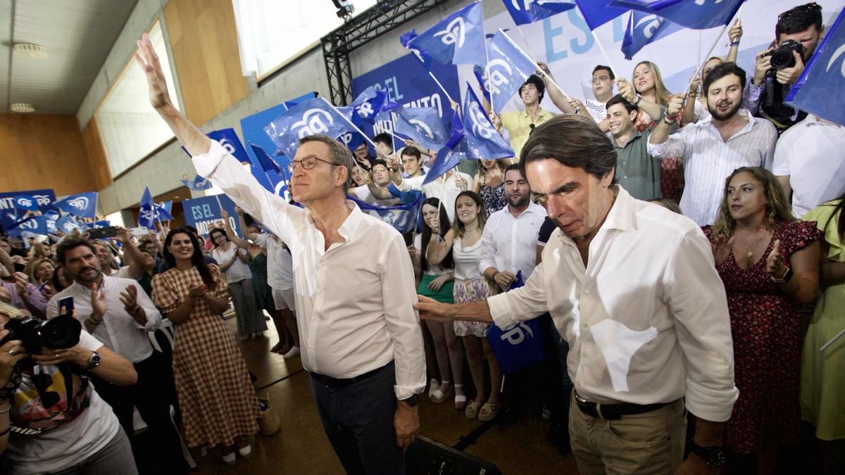 Alberto Núñez Feijóo (i) y José María Aznar.