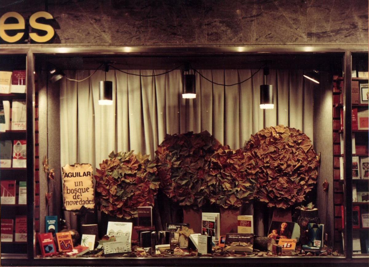 Escaparate de la librería cuando estaba en el número 5 de la calle Doctor Casal, en 1974.