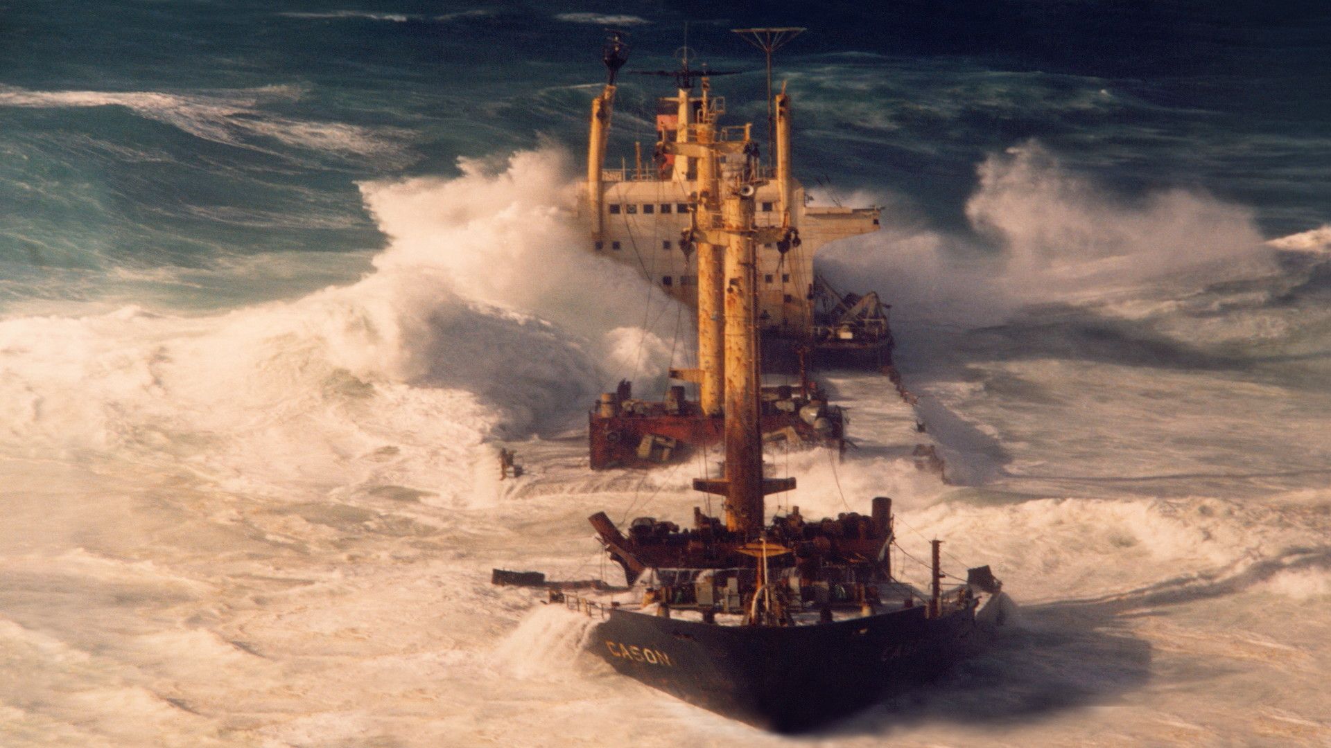 Tragedia del Cason frente a la costa de Fisterra en 1987 1.000 toneladas de productos químicos inflamables, tóxicos y corrosivoslas Autoridades decretaron la evacuación de casi 20.000 personas de Fisterra, Cee y Co .jpg