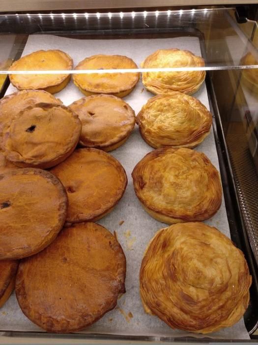 PASTELERÍA. La pastelería Ignacio distribuye a granel los famosos pasteles de carne murcianos, empanadas y en campaña de Navidad también tienen pastelillos y tortas de pascua murcianas, que se pueden encontrar en las vitrinas de la sección de pastelería de los supermercados. La empresa Ignacio Pastelería Murciana comenzó su andadura con un obrador tradicional en el centro de Murcia. Tras 30 años ubicados en este lugar trasladaron su sede hasta Alcantarilla.