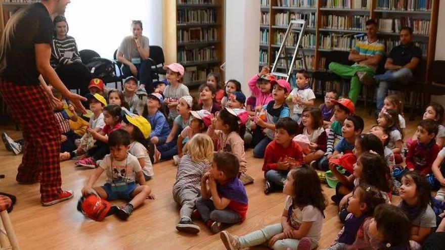 Un momento de la actividad en la biblioteca de Quintela. // G.N.