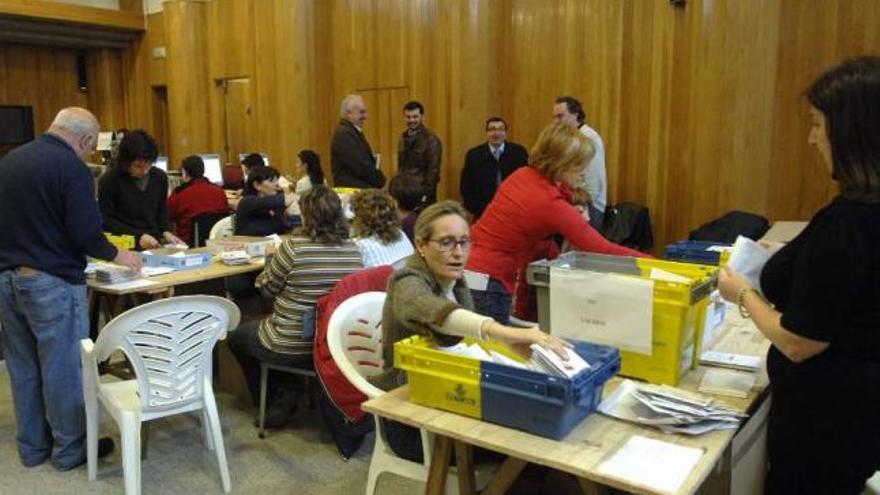 La junta electoral coruñesa realiza el recuento del voto emigrante en las elecciones de 2008. / fran martínez