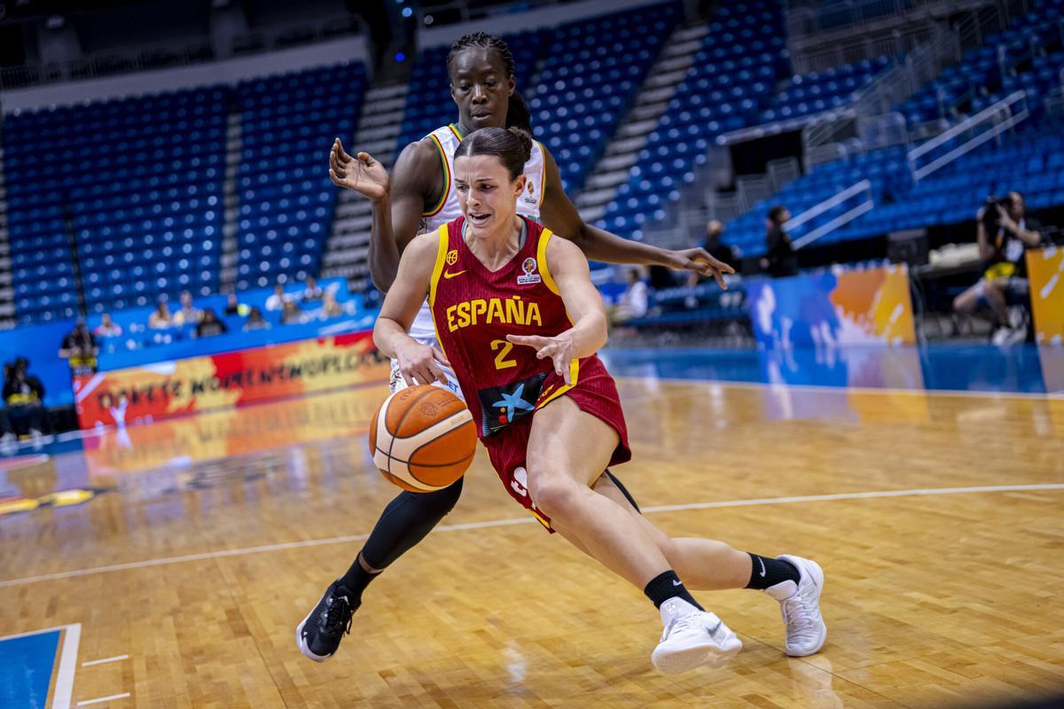 Elena Buenavida penetra a canasta en el reciente Premundial