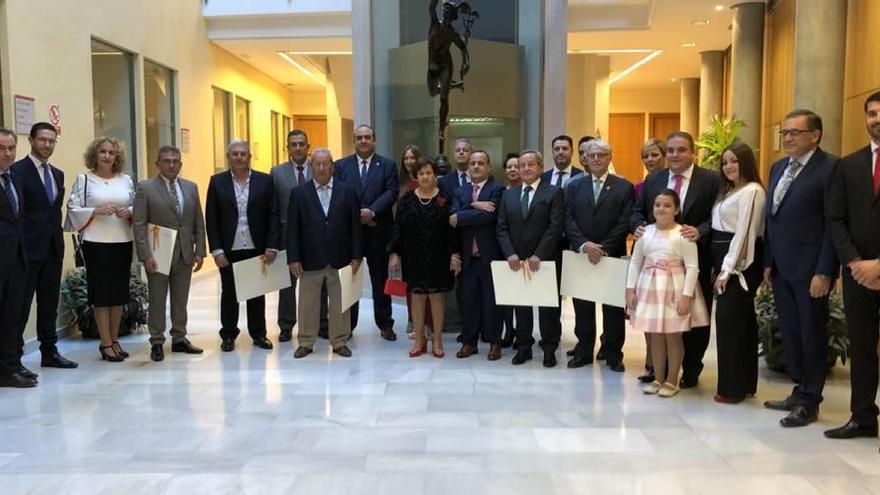 Foto de familia de los premiados por la Cámara de Comercio de Lorca.