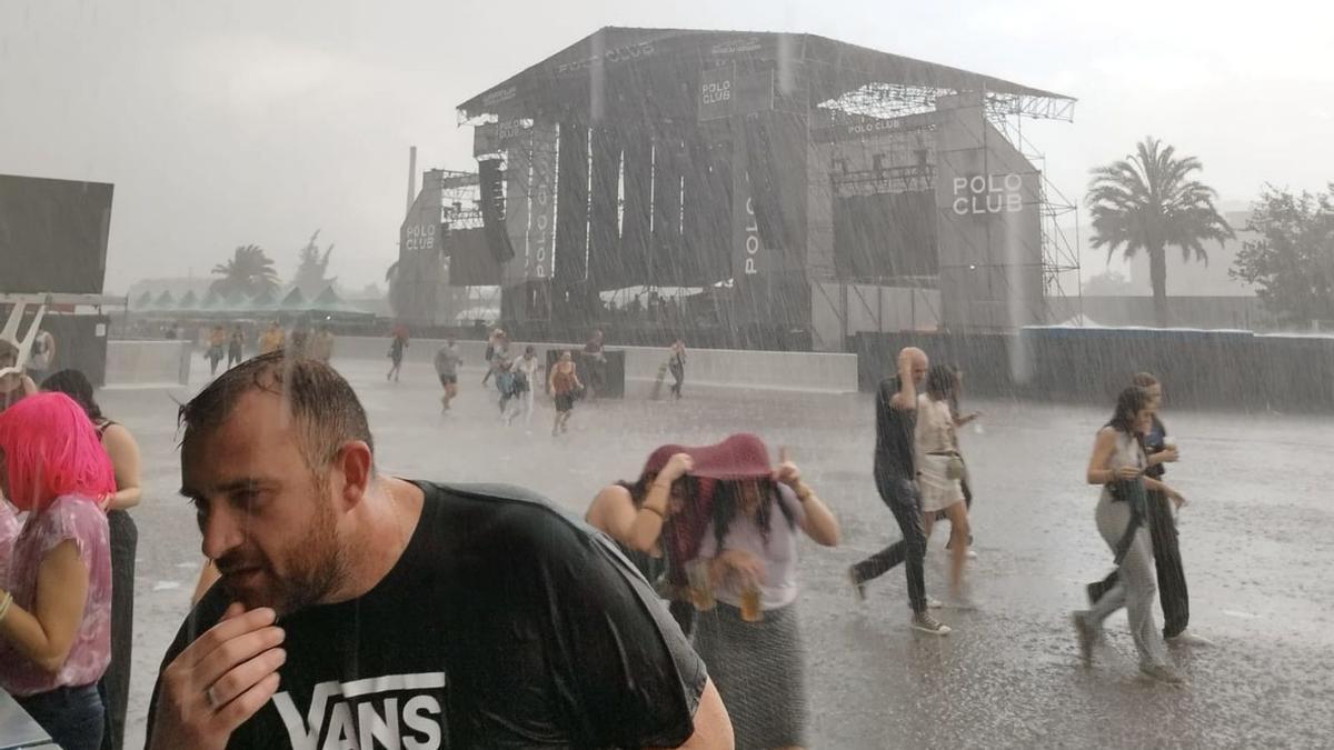 Los asistentes al festival fueron desalojados del recinto tras la fuerte tromba de agua que cayó.