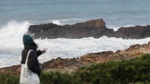 Varias personas observan el mar embravecido en la costa de Ribadeo, a 4 de noviembre de 2023, en Ribadeo, Lugo, Galicia (España).