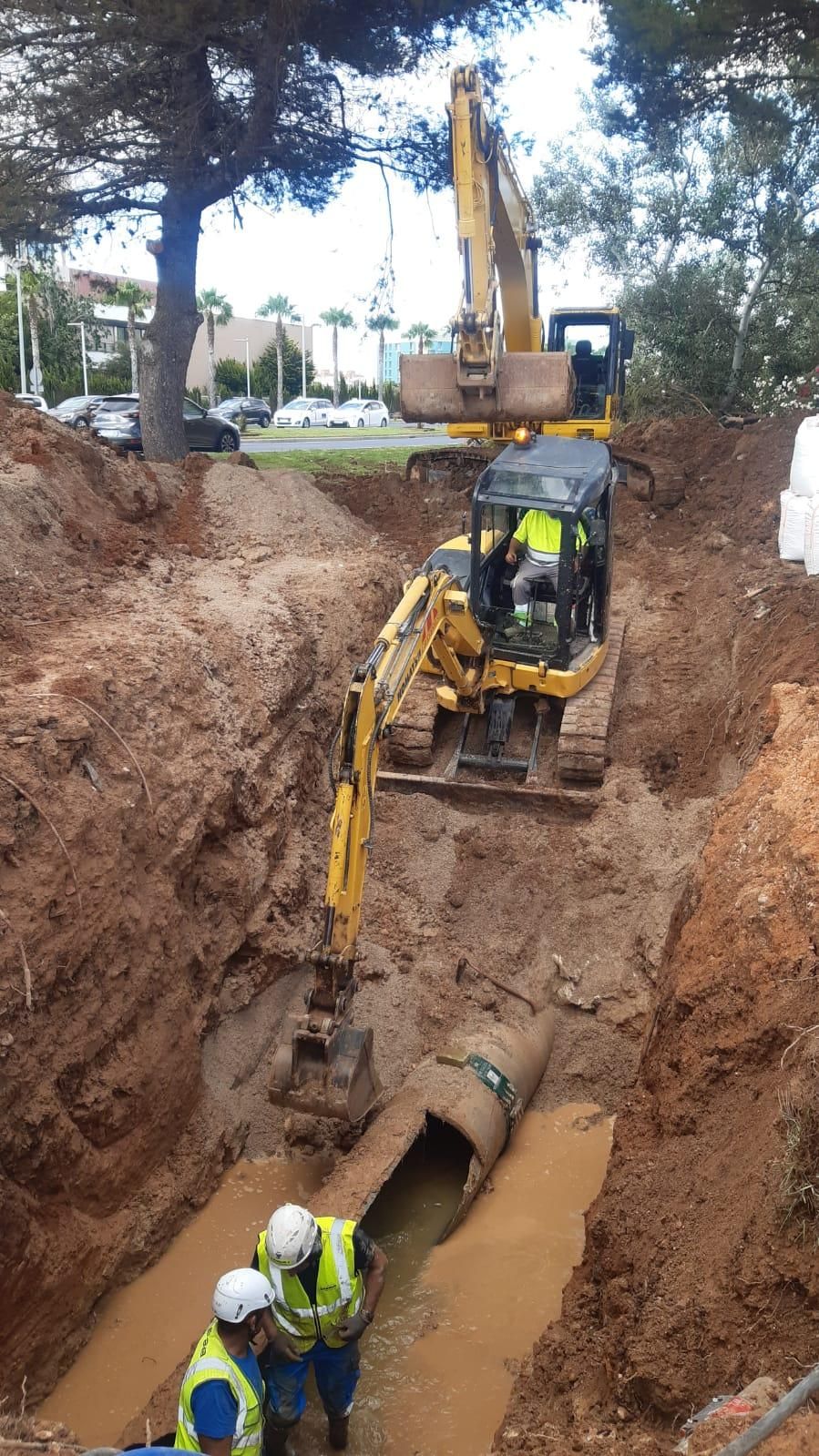 Operarios de Emaya una vez localizada la rotura que provocaron los vertidos.