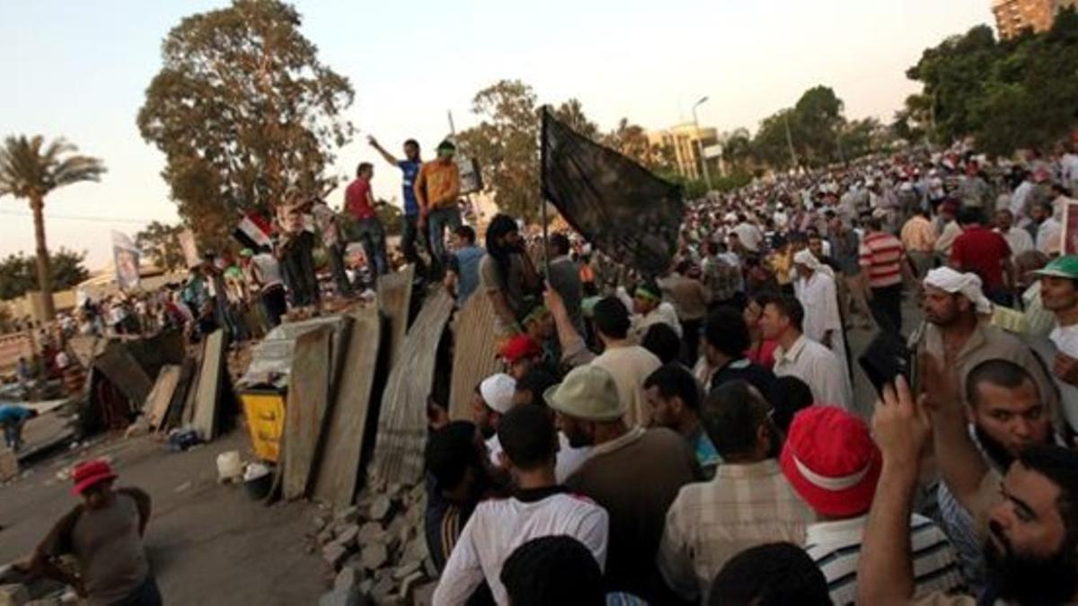 Partidarios del expresidente Mursi permanecen en una barricada cerca de la sede de la Guardia Republicana, este martes en El Cairo.