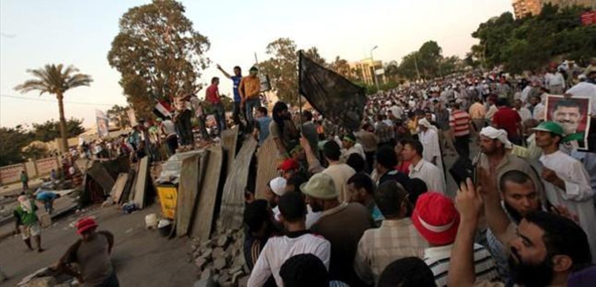 Partidaris de l’expresident Mursi en una barricada a prop de la seu de la Guàrdia Republicana, aquest dimarts al Caire. Partidaris de l’expresident Mursi en una barricada a prop de la seu de la Guàrdia Republicana, aquest dimarts al Caire.