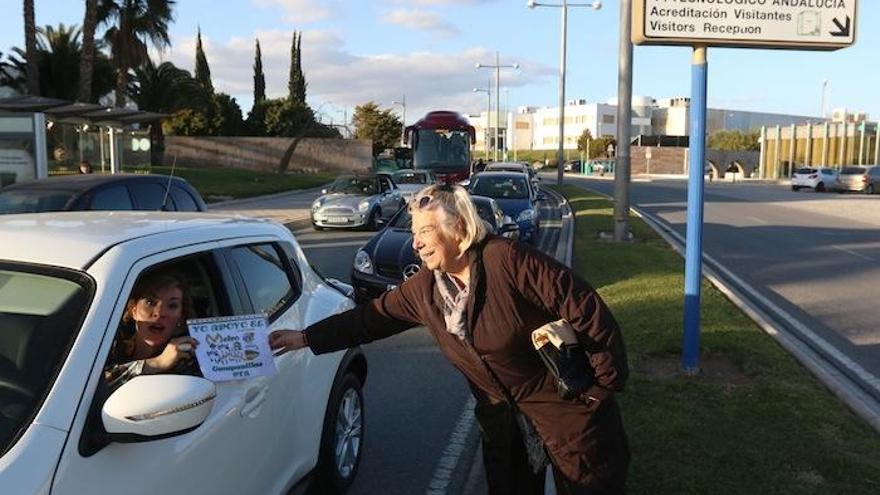 Carmela Fernández y una conductora, el miércoles a la salida de las 6 de la tarde del PTA, con un cartel que pide el metro para Campanillas.