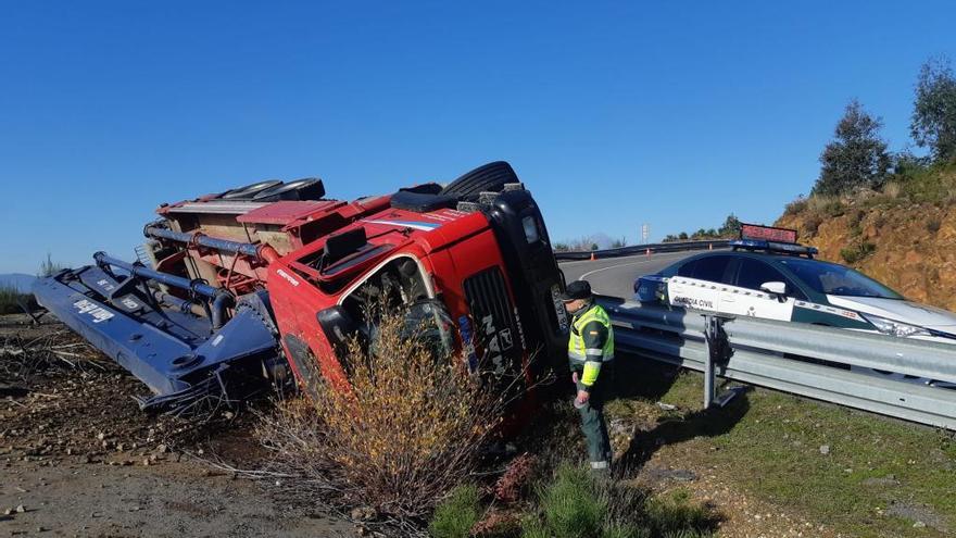 El camión volcado fuera de la carretera.