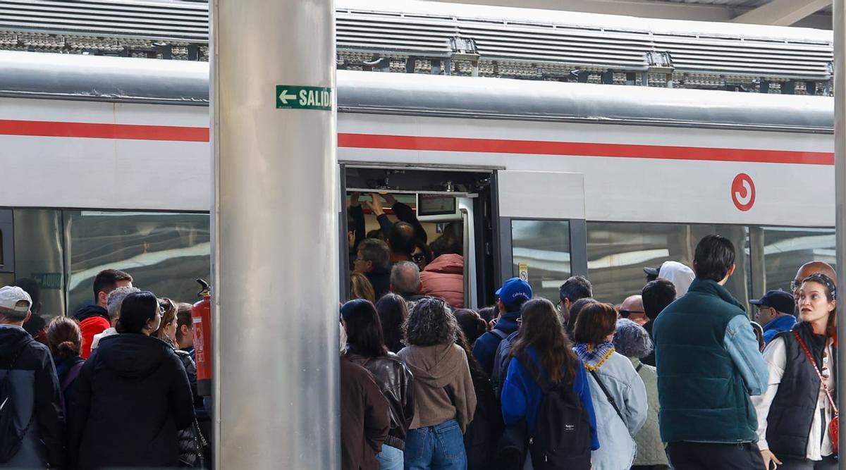 Uno de los trenes de Cercanías después de la mascletà.
