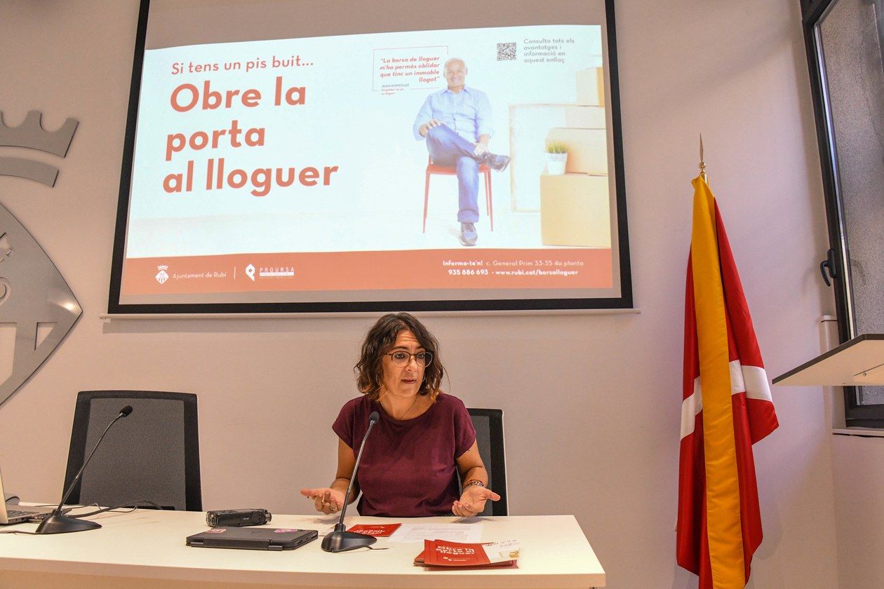 La concejala de Vivienda de Rubí, Ànnia García, durante la presentación de la campaña