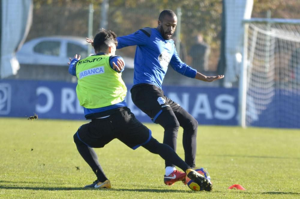 El técnico ajusta los movimientos de Juanfran, Schär, Sidnei y Navarro en busca de la solidez que le falta al Dépor. Las coberturas, las basculaciones y los centros laterales, entre sus preocupaciones