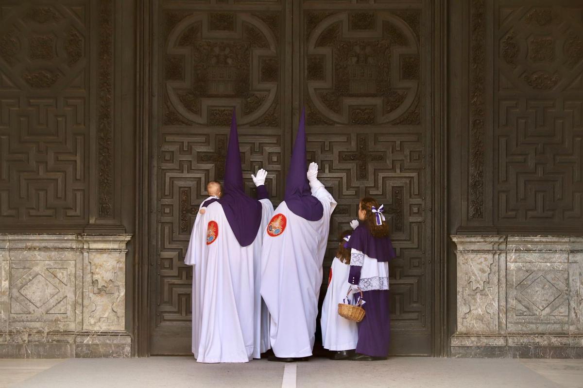 La Hermandad de la Agonía sale de la Mezquita-Catedral
