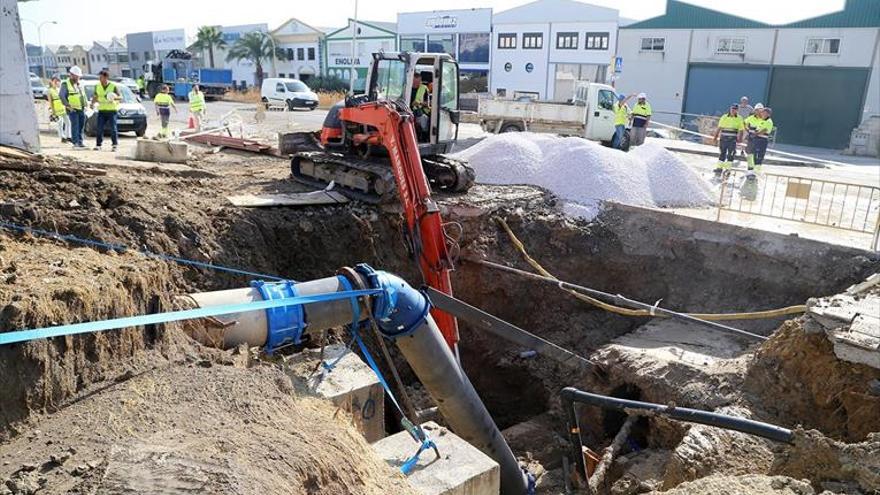 La mitad de la población sigue sin agua tras complicarse el arreglo