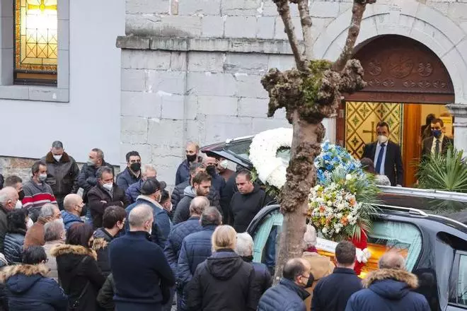 Una multitud arropa a la familia en la despedida de“El Pincho” en Trubia
