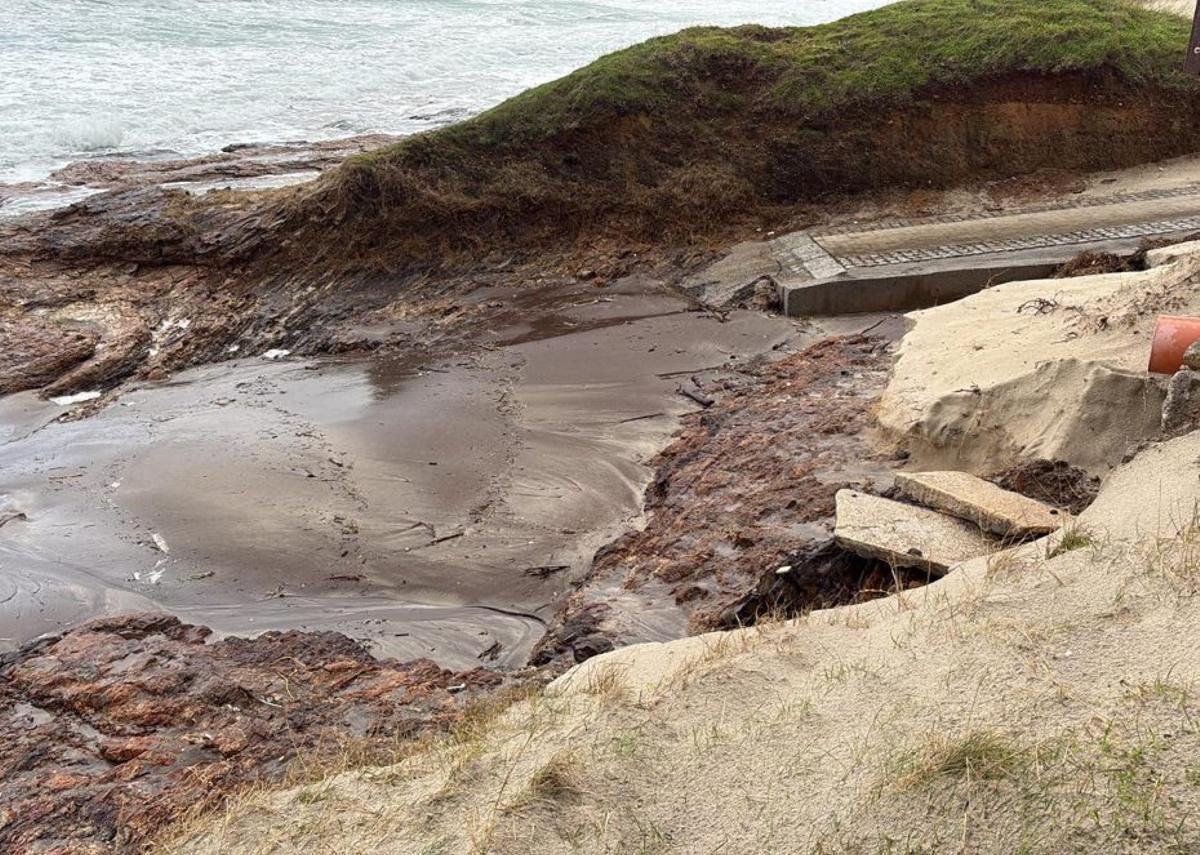 Destrozos en un acceso a la costa. | FDV