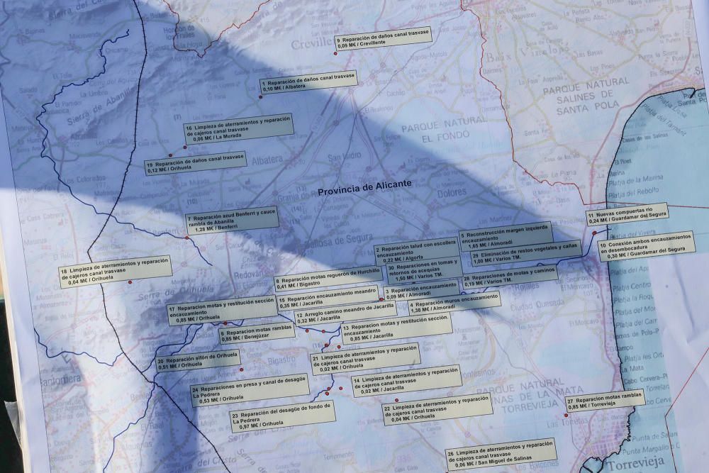 Visita a las zonas más afectadas por la DANA de septiembre en la Vega Baja por parte de expertos que diseñarán las defensas de la comarca frente a futuras a avenidas