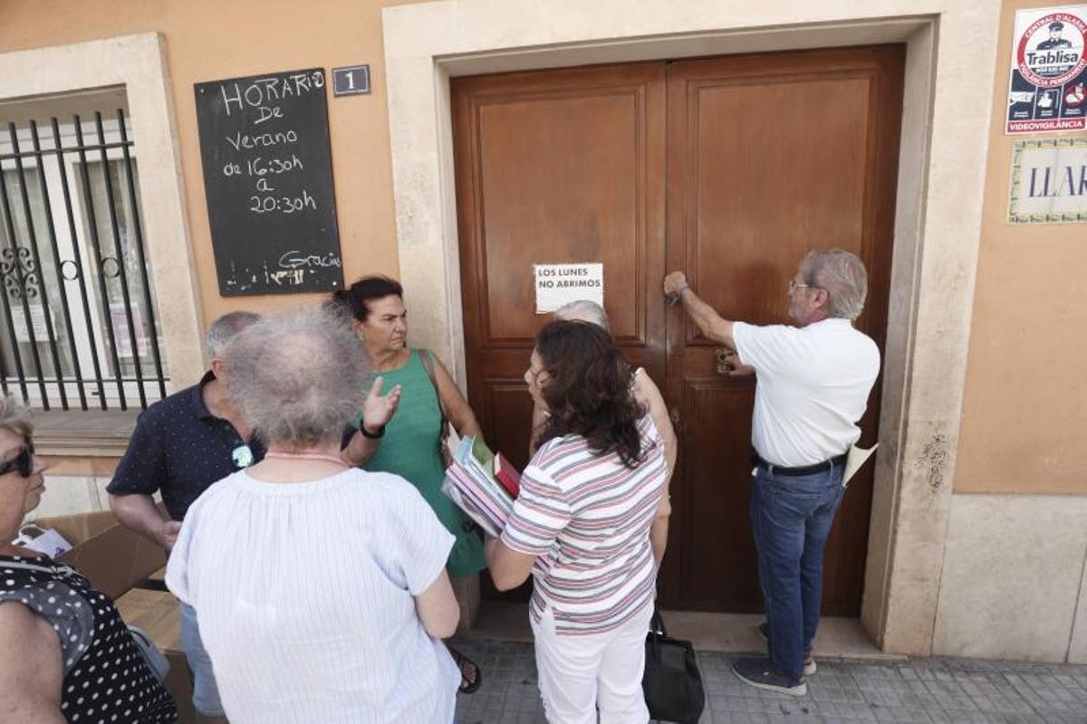El representante de la Fundació sa Nostra cierra el local en presencia de varias usuarias.