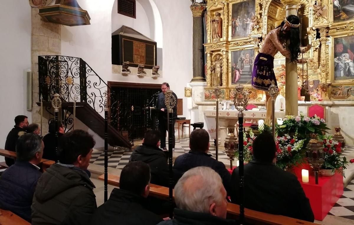 Cofrades y devotos asisten al novenario celebrado el pasado año en la iglesia del convento. | M. J. C. (Archivo)