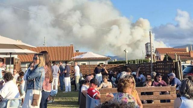 La densa columna de humo, vista este domingo desde Oviñana.