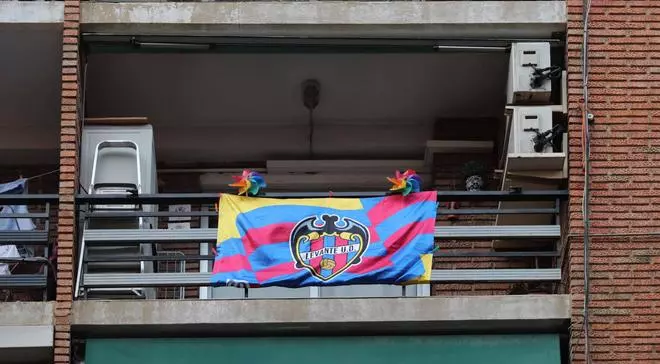 La afición del Levante UD engalana sus balcones