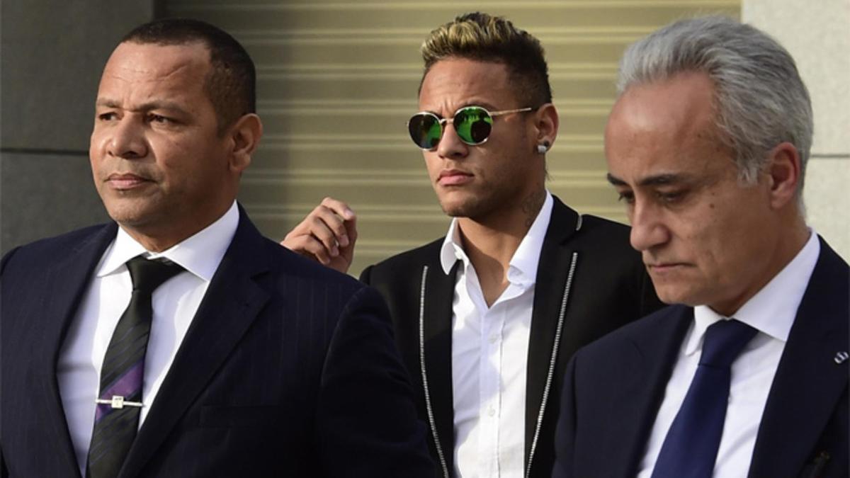 Neymar Junior y su padre Neymar da Silva acudiendo a su comparecencia ante la Audiencia Nacional en Madrid