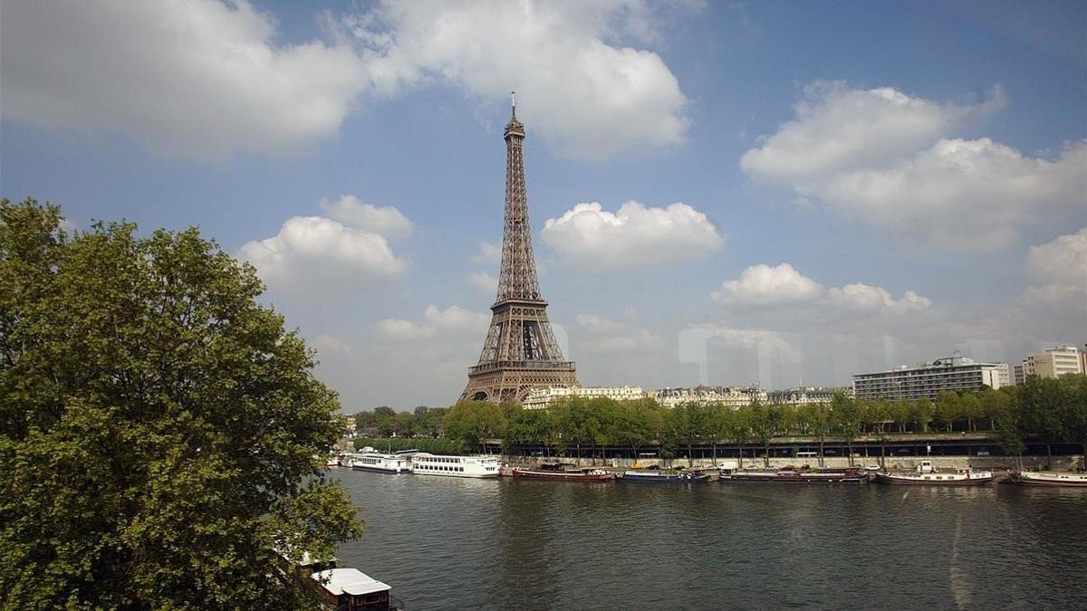 Imagen del río Sena con la Torre Eiffel al fondo.