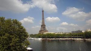 Imagen del río Sena con la Torre Eiffel al fondo.