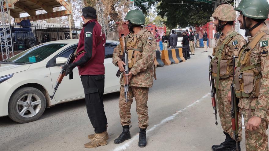 Al menos 90 muertos y 221 heridos en un ataque suicida en una mezquita de Pakistán