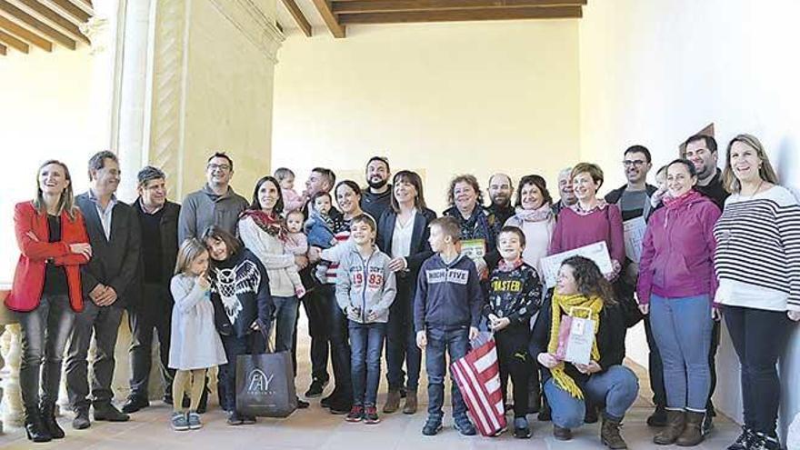 Premiados, autoridades y comerciantes, que también disfrutaron de un refrigerio de comercio justo, ayer.